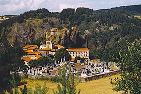 Le village d'Arlempdes et en second plan son château.