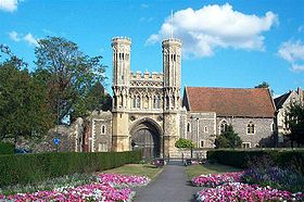 Vue du portail d’entrée de l’abbaye