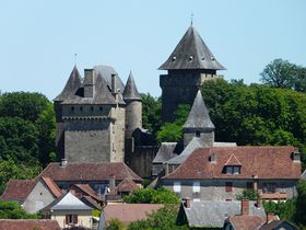 Le château et l'église de Badefols-d'Ans