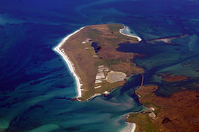 Vue aérienne de Berneray depuis le sud-ouest, North Uist est visible en bas à droite.