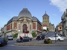 La Bibliothèque et en arrière-plan l'église saint Nicolas