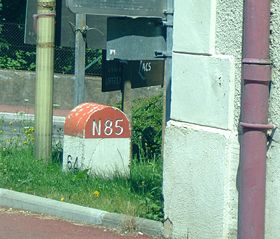 Photographie de la route N 85 : Borne kilométrique à Laffrey (Isère)