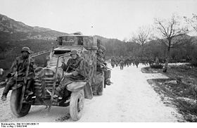 Bundesarchiv Bild 101I-005-0006-17, Jugoslawien, italienischer Panzerspähwagen.jpg