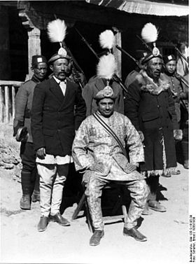 Bundesarchiv Bild 135-S-16-05-39, Tibetexpedition, Gesandte Nepals mit Sekretären.jpg