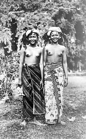 COLLECTIE TROPENMUSEUM Twee jonge Maänyan-Dajak vrouwen in Tandjoeng Borneo TMnr 10005525.jpg