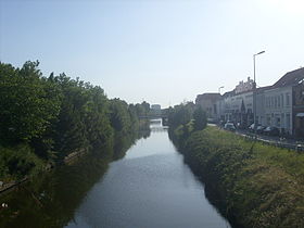 Le canal peu après avoir reçu les eaux des canaux de Bergues et Bourbourg. Coudekerque-Branche à gauche, Dunkerque à droite.