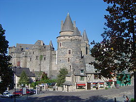 Le château des Barons de Vitré et des demeures du XVe siècle, vus depuis la Place Saint-Yves.