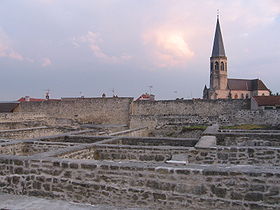 Les ruines de la forteresse et l'église