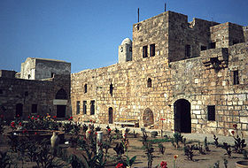 Cours de la forteresse ottomane d'Arouad. Cette forteresse a un moment servi de prison pendant le mandat français.