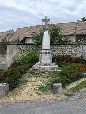 Le monument aux morts est surmonté d'une croix.