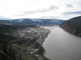 Dawson City avec la rivière Yukon début mai