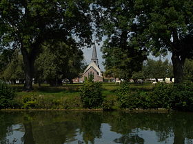 L'église vue du bord du canal de l'Escaut