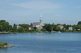 Une partie du Bassin de Chambly avec l'église Saint-Joseph-de-Chambly en arrière-plan