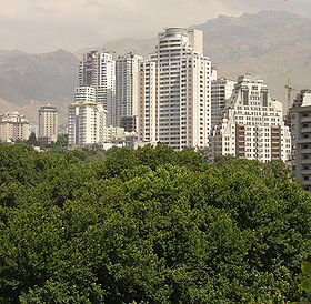 Les monts Elbourz à Téhéran s'élevant au dessus des immeubles modernes du quartier d'Elahiyeh.