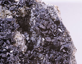 Énargite (avec pyrite et quartz) - Huaron- Pérou (XX4x3mm)