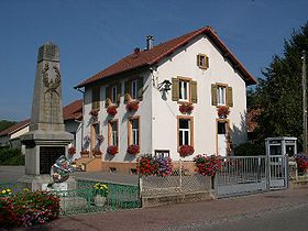 Photo de la mairie avec le monument aux morts au premier plan à gauche