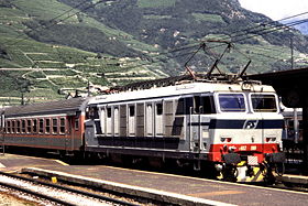 E 652-069 en livrée d'origine gris et bleu.