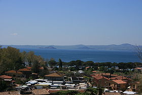 Vue du lac de Bolsena remplissant la caldeira du même nom avec deux cônes de tuf formant des îles.