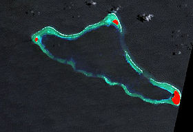 Image satellite de Lamotrek avec les îles en rouge.