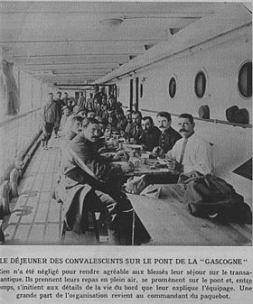M 48 10 la Gascogne navire hôpital un repas en plein air.jpg