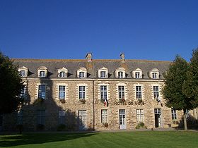 Hôtel de ville dans la cour du château