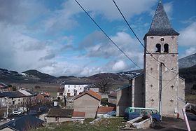 Vue sur le village de Montaillou et son église