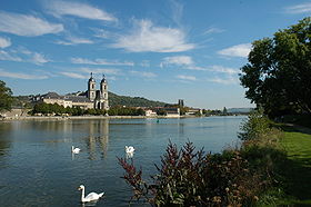 La Moselle et l'abbaye des Prémontrés à Pont-à-Mousson. En arrière plan, l'église Saint-Martin