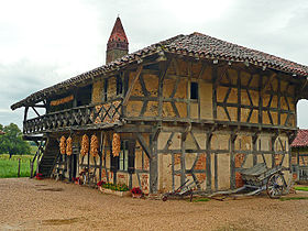 La ferme de la Forêt, localisée dans le village (même si fréquemment indiquée à Saint-Trivier-de-Courtes)