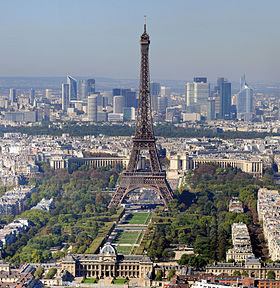 La tour Eiffel (au premier plan) et les gratte-ciel de la Défense (à l'arrière-plan) dominent Paris et sa banlieue ouest.