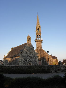 L'ossuaire et l'église paroissiale de Ploudiry.
