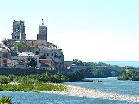 Pont-Saint-Esprit, l'église Saint Saturnin et le pont médiéval sur le Rhône