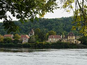 Le village de Pontours, au bord de la Dordogne.