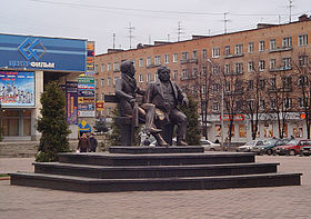 Statues d'Alexandre Pouchkine et Ivan Krylov sur la place des Soviets à Pouchkino.