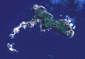 Image satellite de l'île Robinson Crusoe (au centre) et de l'îlot Santa Clara (en bas à gauche).