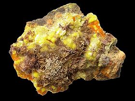 Rutherfordine brune foncée, uranophane jaune et billietite orange, Sinkolobwe Mine, Congo, 2.5 x 2.0 x 0.7 cm.