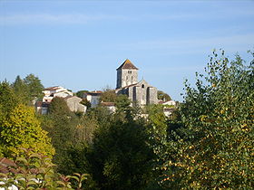 Le bourg médiéval de Saint-Sauvant vu des collines environnantes