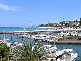 Vue du port de Saint-Gilles avec la plage des Roches Noires à l'arrière-plan.