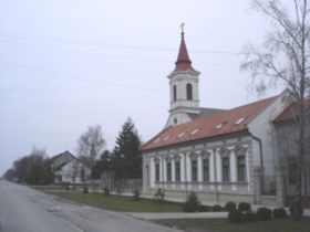 La rue principale de Đurđevo, avec l'église uniate