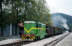 Un train du Huit de Šargan en gare de Šargan-Vitasi