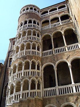 Vue du célèbre escalier du Palais Contarini