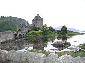 Vue de l'île d'Eilean Donan, de son château et de son pont.