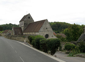 L'église est en contrebas de la route qui traverse le village.