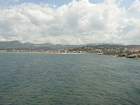 Vue de Six-Fours-les-Plages et Sanary-sur-Mer (à gauche) depuis le cap Nègre