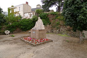 Statue de Joachim du Bellay, à l'arrière plan l'église