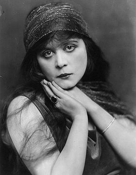Theda Bara photographié par Orval Hixon en 1921