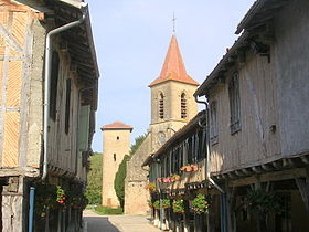 Rue principale du village et église