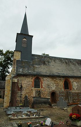 L'église est dans le cimetière.