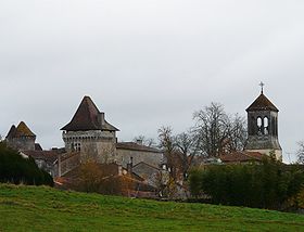 Le château et le clocher de Varaignes