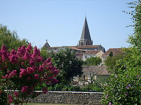 La petite ville de Gémozac, dominée par l'église Saint-Pierre