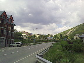 La route principale E7 passant par le village.